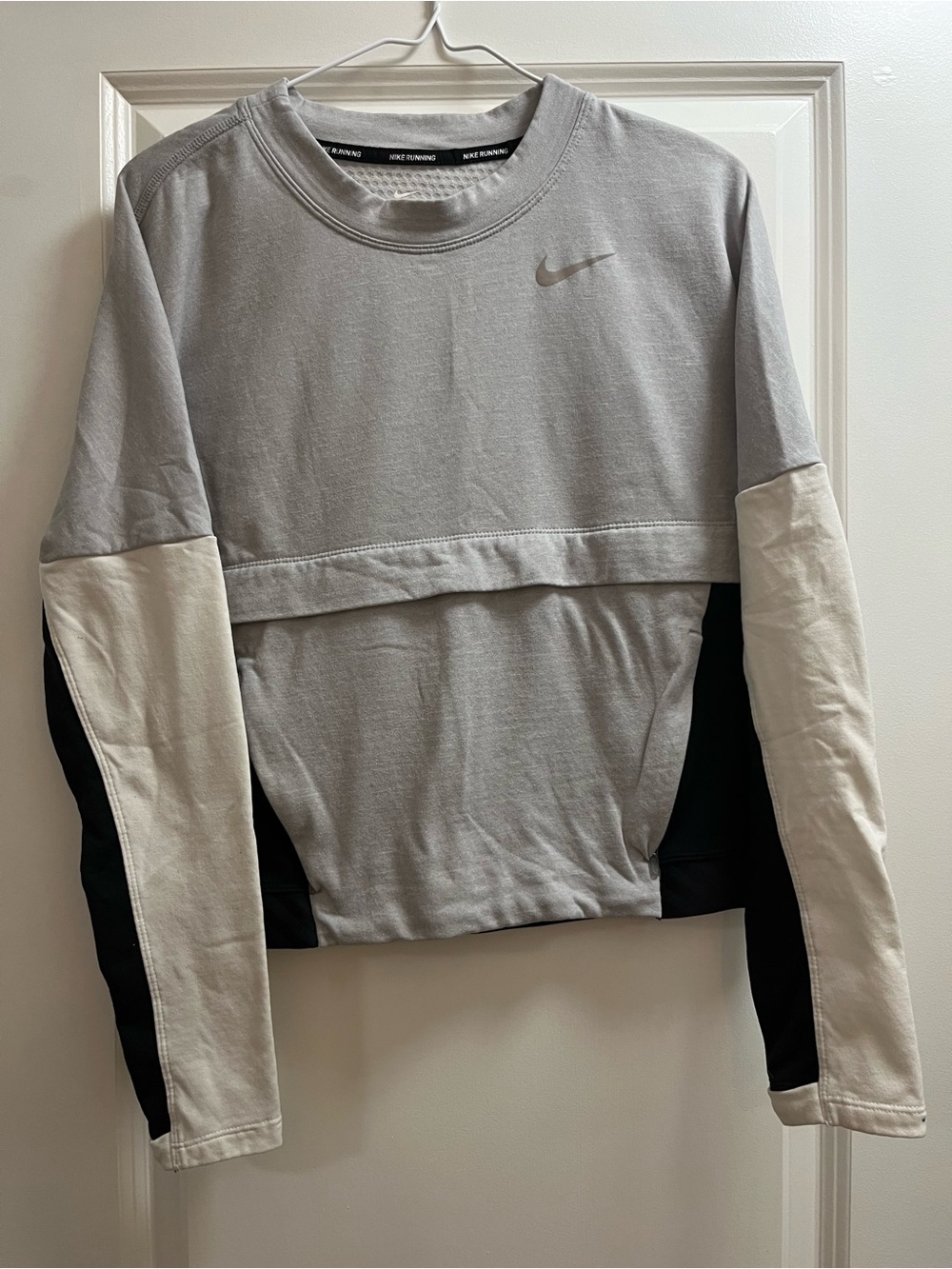 Nike Women’s Light Gray White and Black Colorblock Cropped Sweatshirt